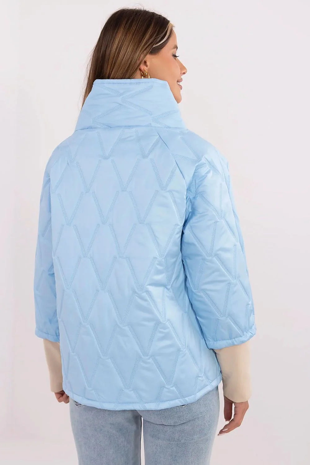 Veste femme transitionnelle bleu clair motif V répété tissu matelassé polyester nylon col montant manches 3/4 coupe droite moderne Casual résistant aux intempéries automne hiver printemps