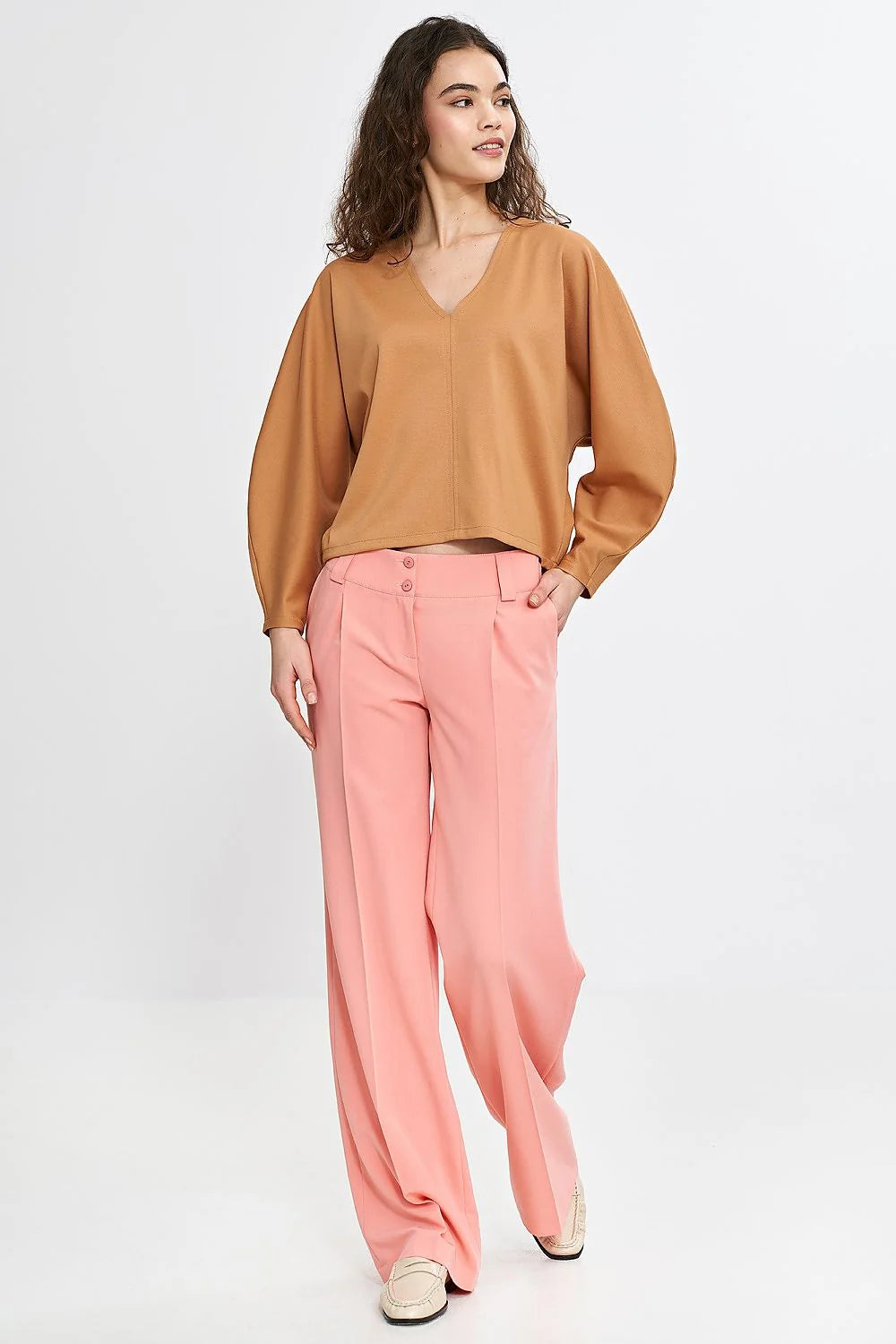 chemisier oversize viscose encolure V manches ballon chauve souris coupe droite bas arrondi tissu doux soyeux lisse souple couleur camel