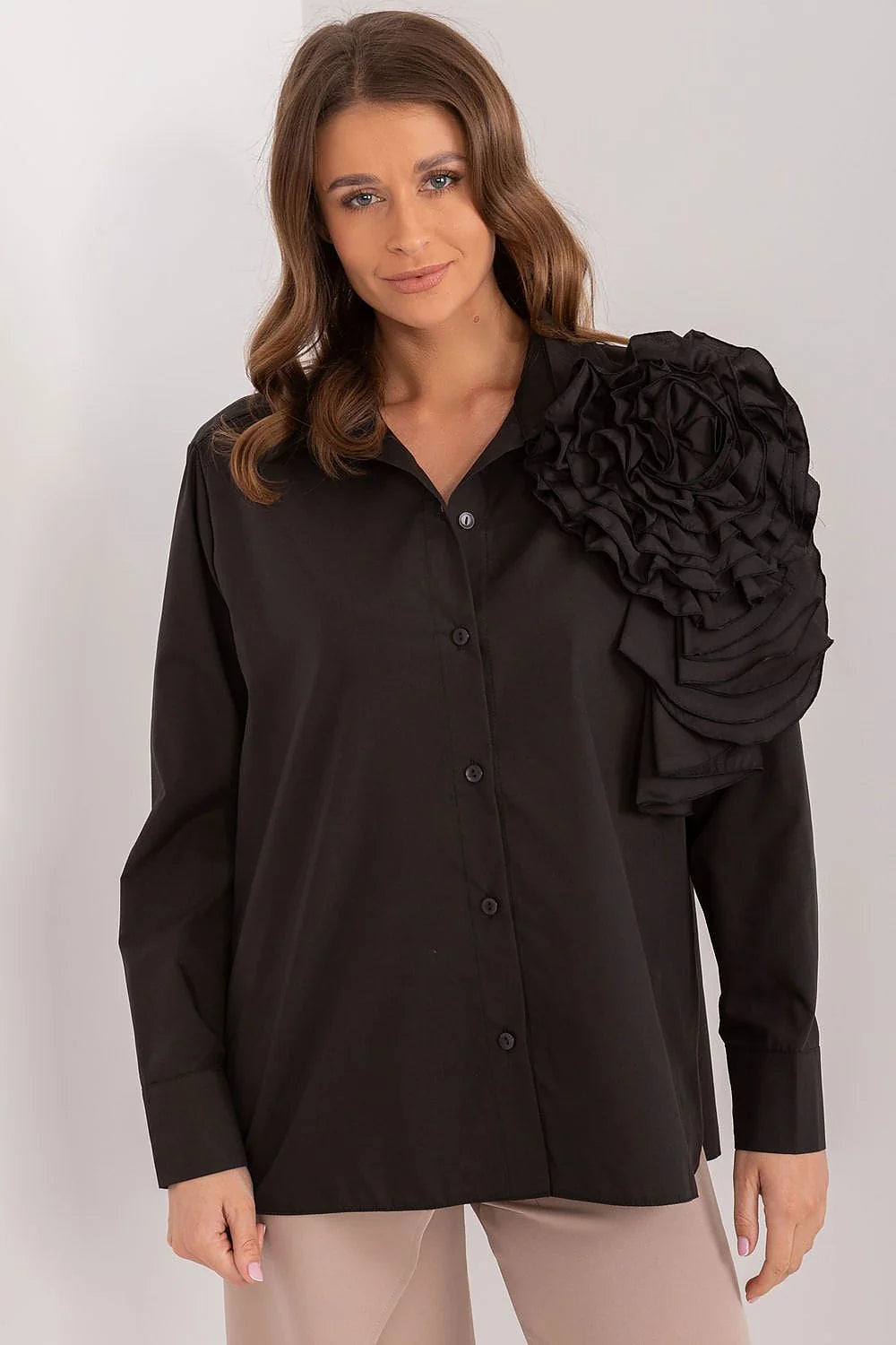 Chemise manche longue pour femme en tissu lisse, style élégant, motif floral épaule, couleur noire, coupe droite, confort