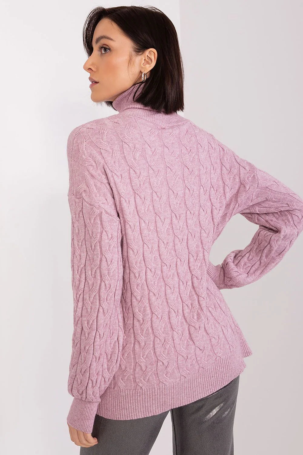 Pull-over torsadé pour femme en maille écossaise couleur mauve pastel manches longues col montant finitions côtelées coupe ample matière douce et chaude