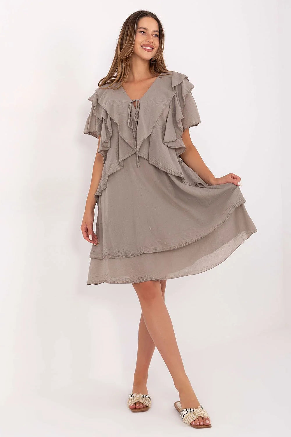 Robe de jour Italy Moda, style décontracté féminin, été, coton léger, coupe ample, encolure en V, manches courtes à volants, couleur taupe, confort, elegance, occasion décontractée, vêtement mode femme