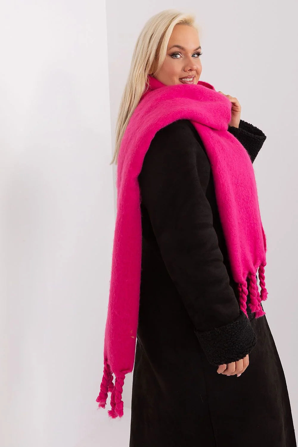 Écharpe pour femme moderne audacieuse couleur fuchsia vif texture douce mohair longueur généreuse franges torsadées style hivernal
