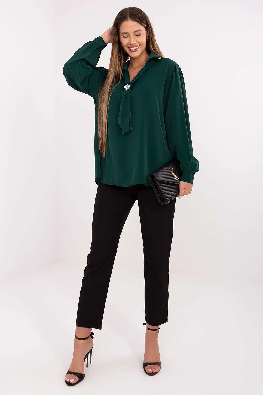 blouse chemisier femme élégante stylée minimaliste féminine polyester léger soyeuse coupe allongée manches longues bouffantes décolleté nœud broche amovible confort