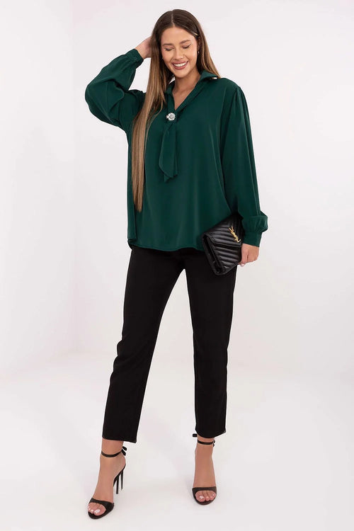 blouse chemisier femme élégante stylée minimaliste féminine polyester léger soyeuse coupe allongée manches longues bouffantes décolleté nœud broche amovible confort