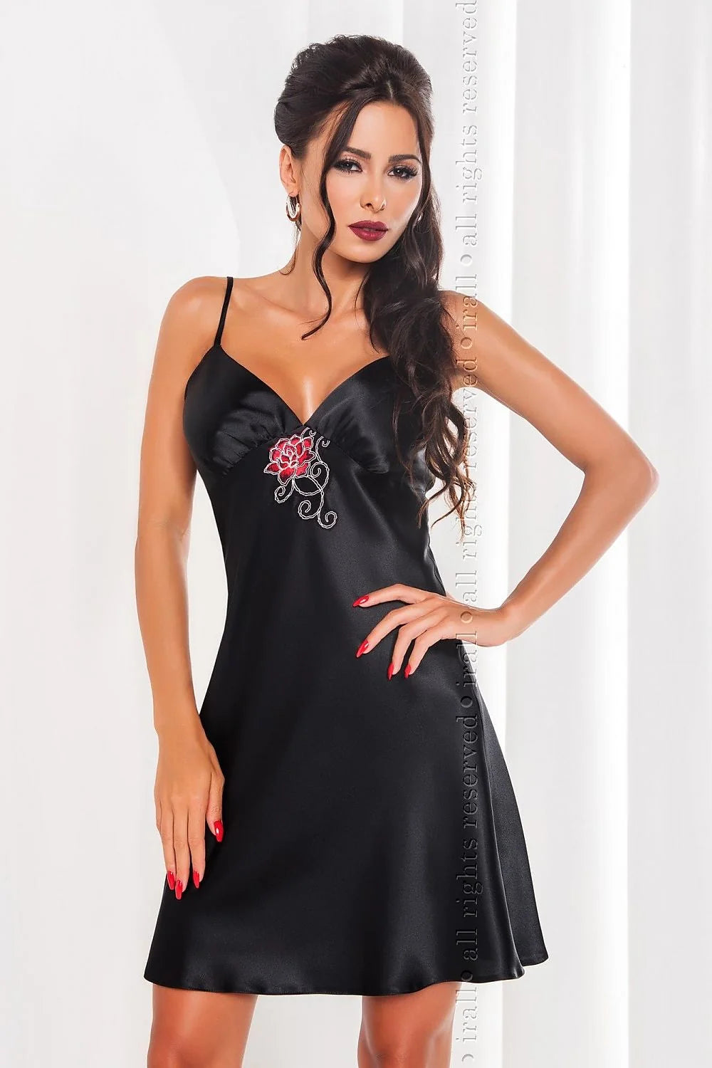 Nuisette satin noir élégante et sexy avec broderie florale rouge pour nuits sensuelles féminines