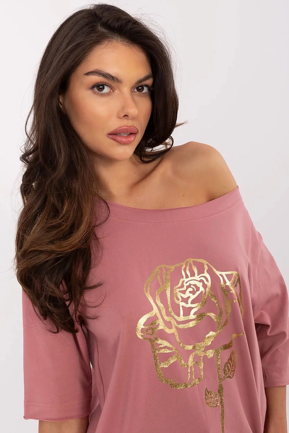 chemisier femme coupe moderne décontractée oversize encolure asymétrique épaule dévoilée manches troisquarts vieux rose imprimé floral doré foil jersey fluide