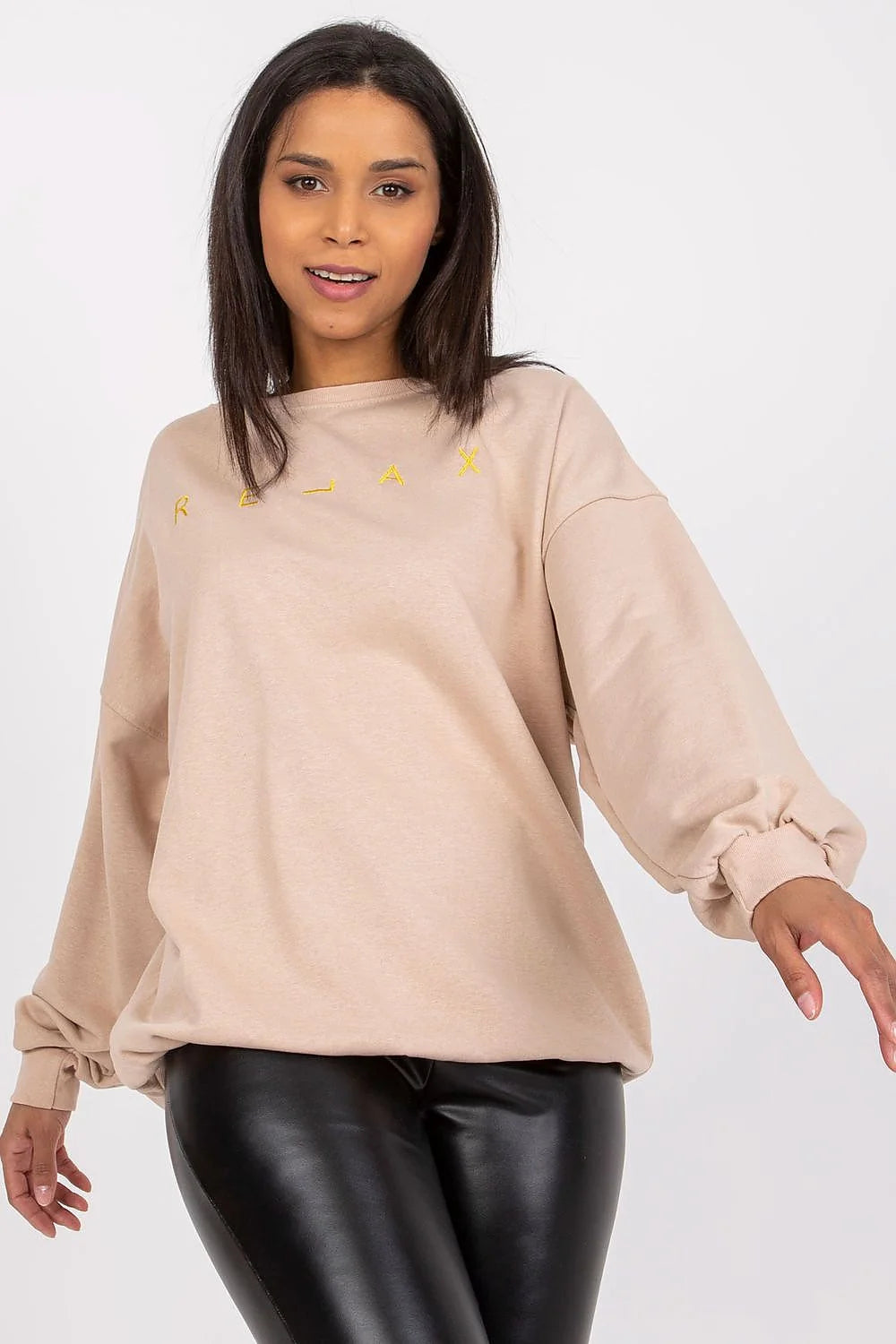 Sweatshirt femme beige design minimaliste moderne 70 coton 30 polyester oversize épaules tombantes col rond broderie jaune RELAX style casual