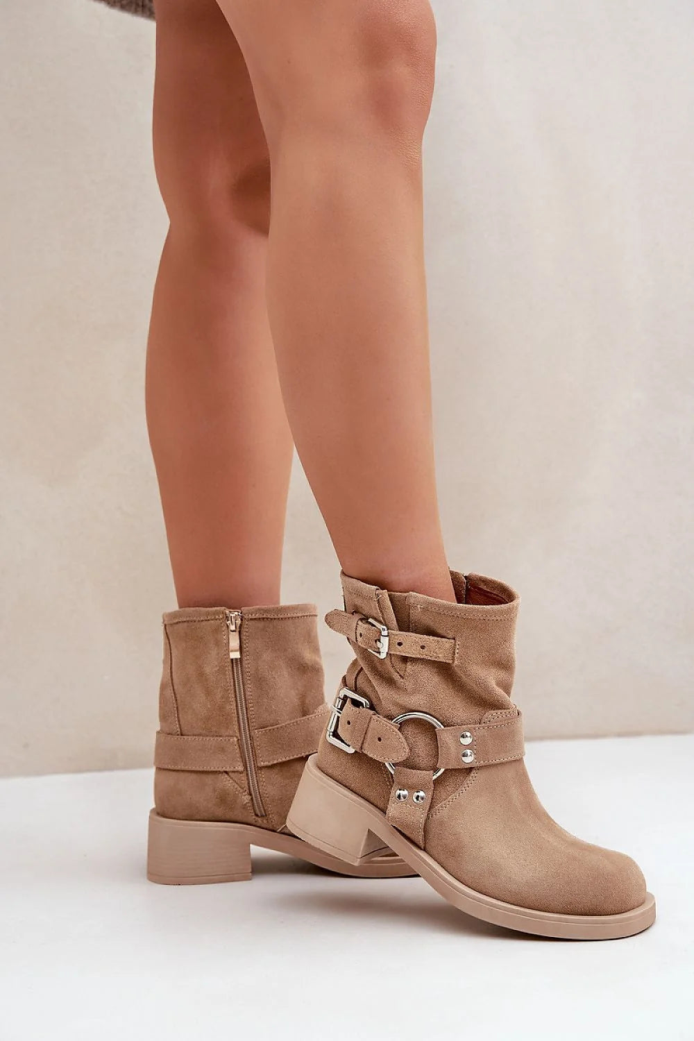 Bottines en cuir suédé beige sable design moderne chic style casual biker femmes occasion quotidienne confortable fermeture éclair