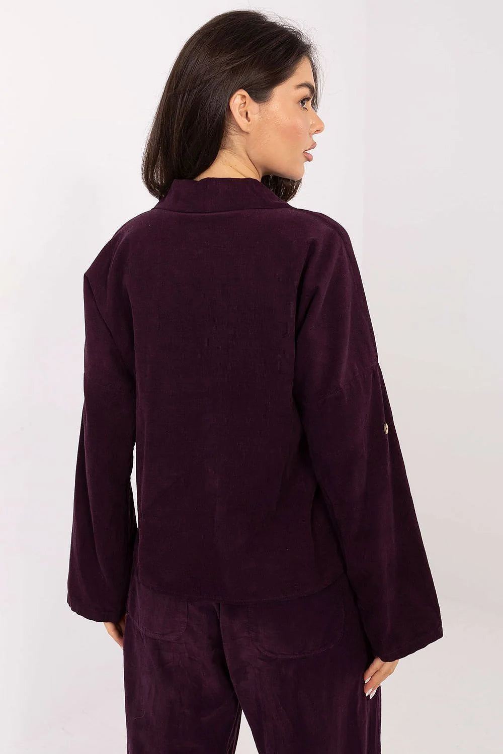 combinaison velours côtelé prune profond chemise boutonnée manches longues col taille élastiquée ceinture marron boucle ovale dorée coupe ample automne