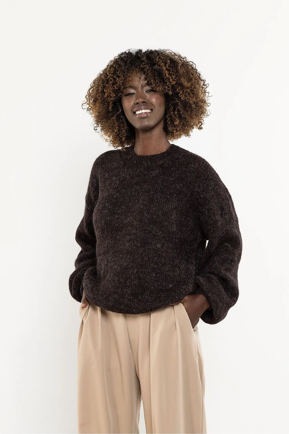 pull femme manches longues laine cachemire mohair polyamide acrylique marron col rond ballon épaules tombantes duveteuse côtelés décontracté chaud polyvalent