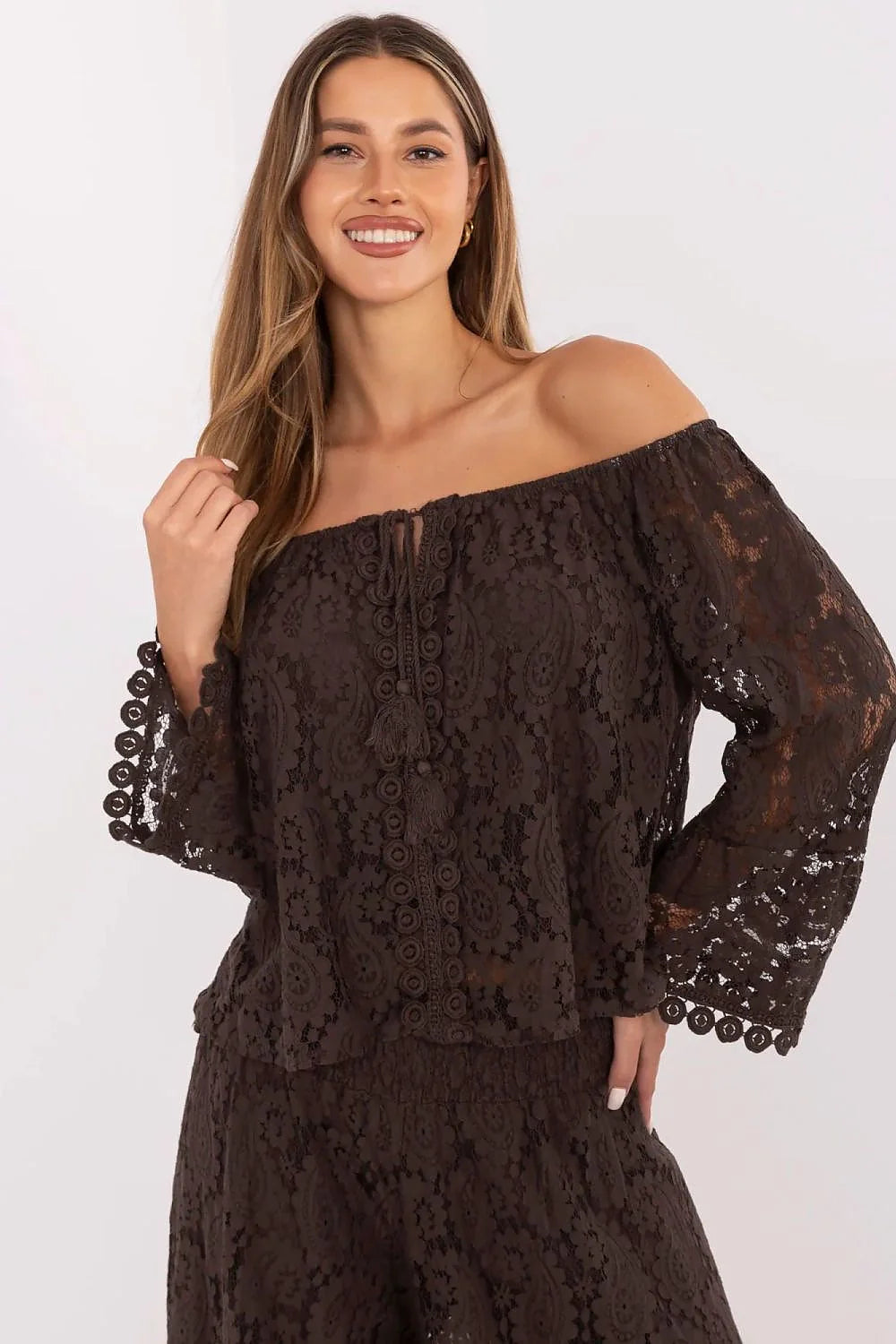 Chemisier à épaules dénudées dentelle bohème couleur marron chocolat manches longues évasées motifs spirales pompons