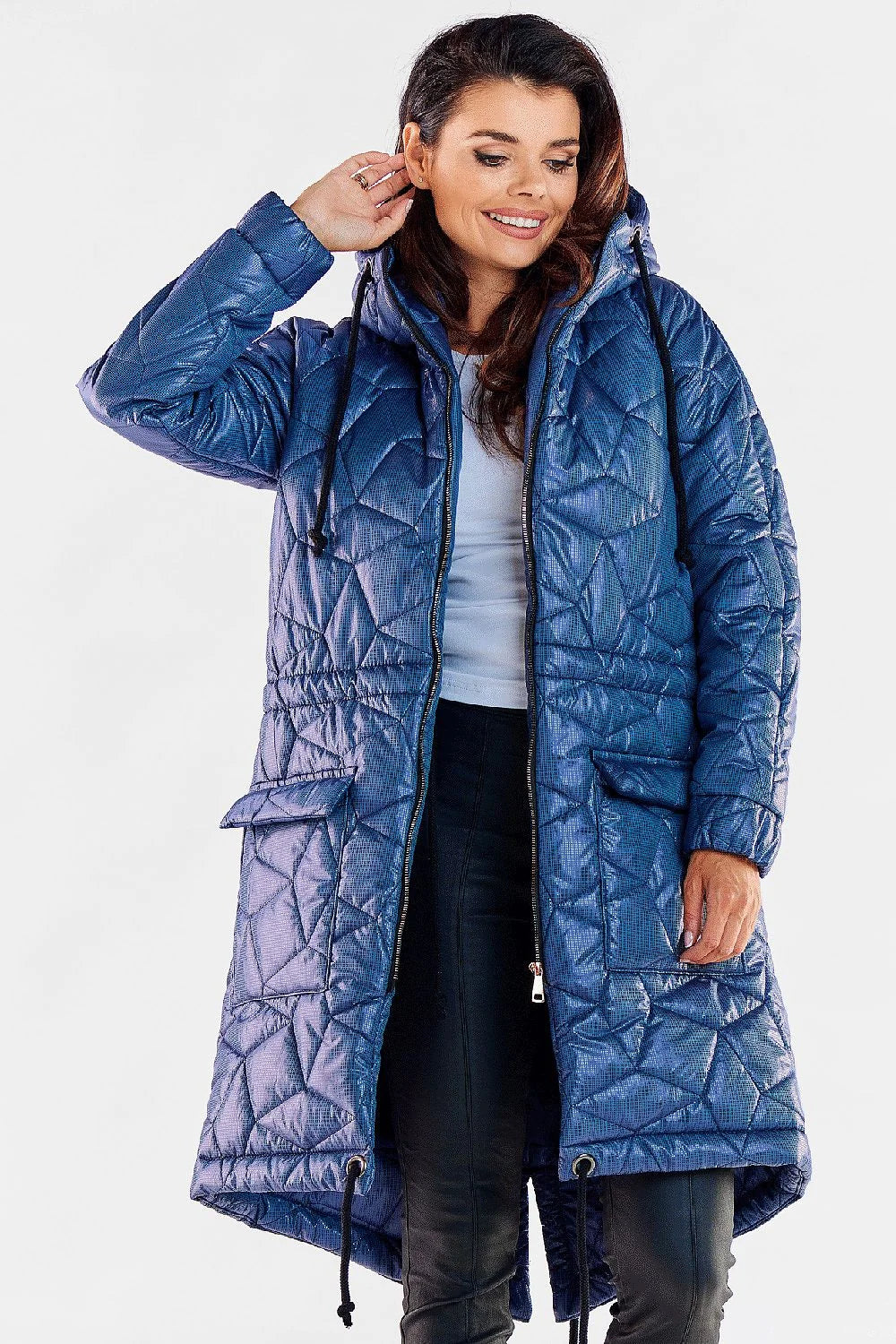veste femme mi longue matelassée capuche bleu métallisé irisé géométrique coupe droite cintrée polyester doublée rembourrée poches rabats