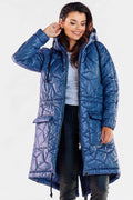 veste femme mi longue matelassée capuche bleu métallisé irisé géométrique coupe droite cintrée polyester doublée rembourrée poches rabats