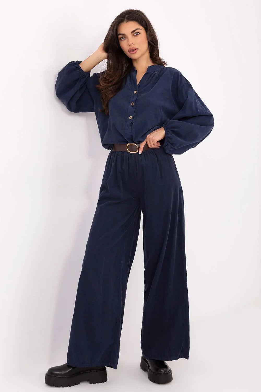blouse cropped bleu marine velours côtelé col officier patte boutonnage boutons imitation bois manches bouffantes poignets élastiqués raccourcie taille haute