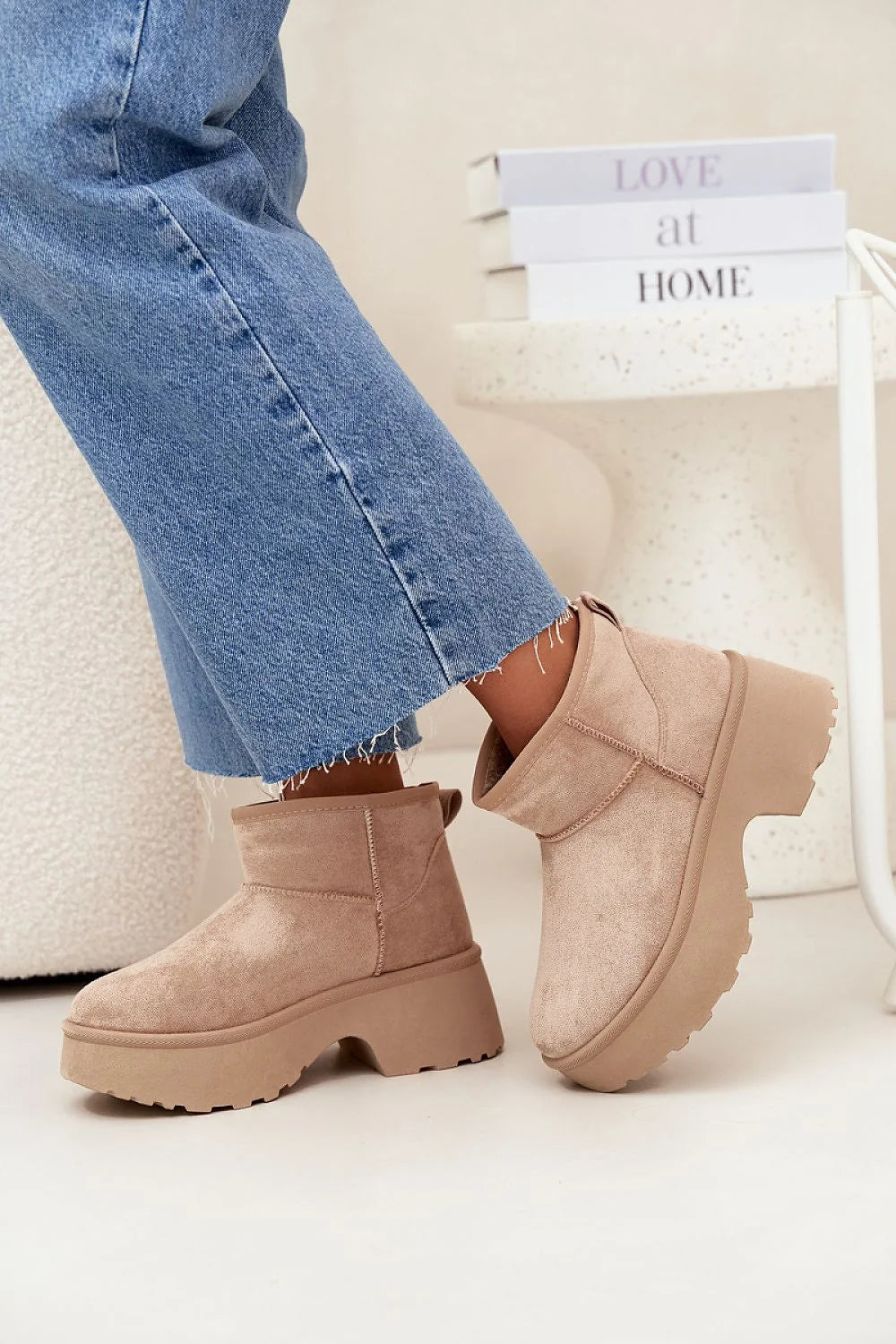 bottines femme daim écologique suédine beige nude plateforme talon compensé semelle crantée caoutchouc doublure fourrure chaude slipon maintien confort stabilité