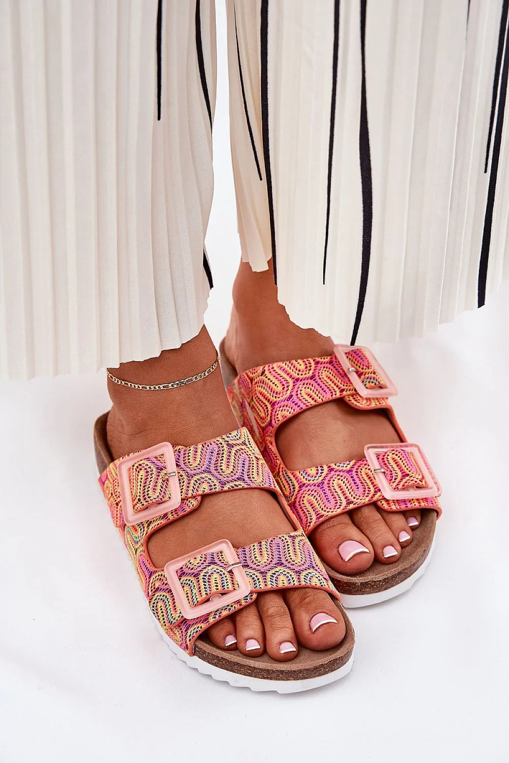 sandales femme estivales multicolore tissu ondulé rose jaune bleu brides larges réglables boucles plastique pastel semelle liège anatomique caoutchouc blanche