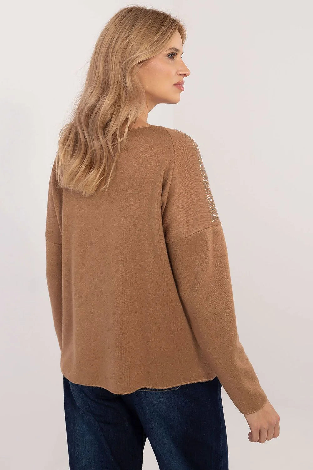 Chandail femme élégant en viscose et élasthanne couleur camel col V manches longues coupe décontractée style intemporel Italy Moda