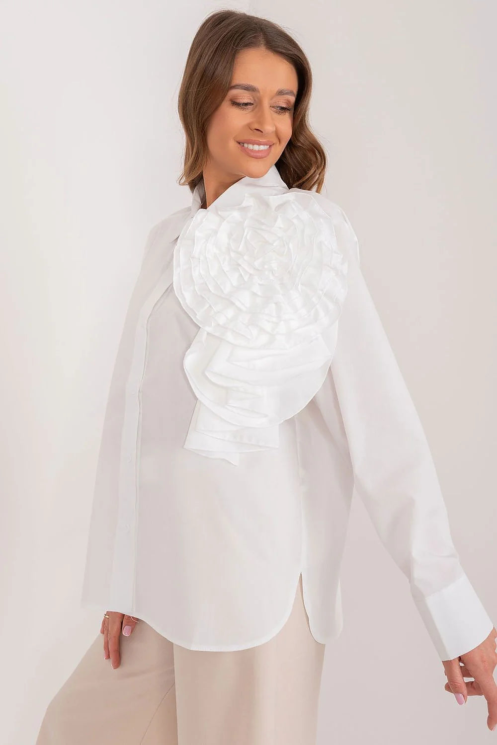 Chemise longue manches blanche fleur épaule femme coupe classique coton beige beige clair occasion formelle