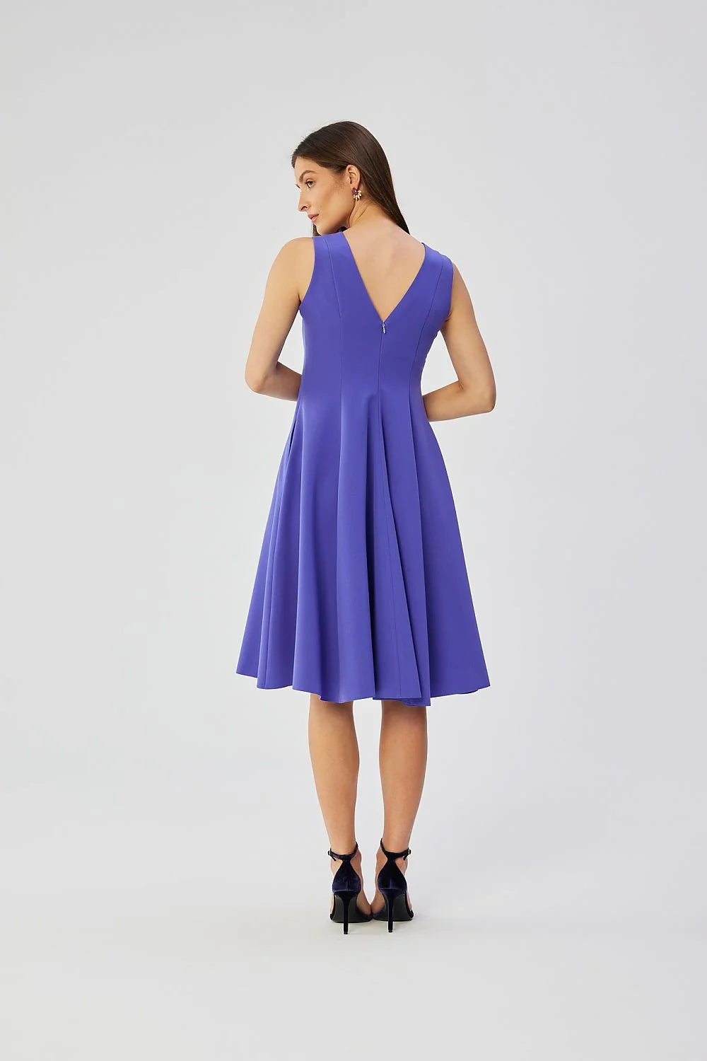 Robe de jour élégante sans manches coupe ajustée taille marquée jupe évasée bleu vibrant femme