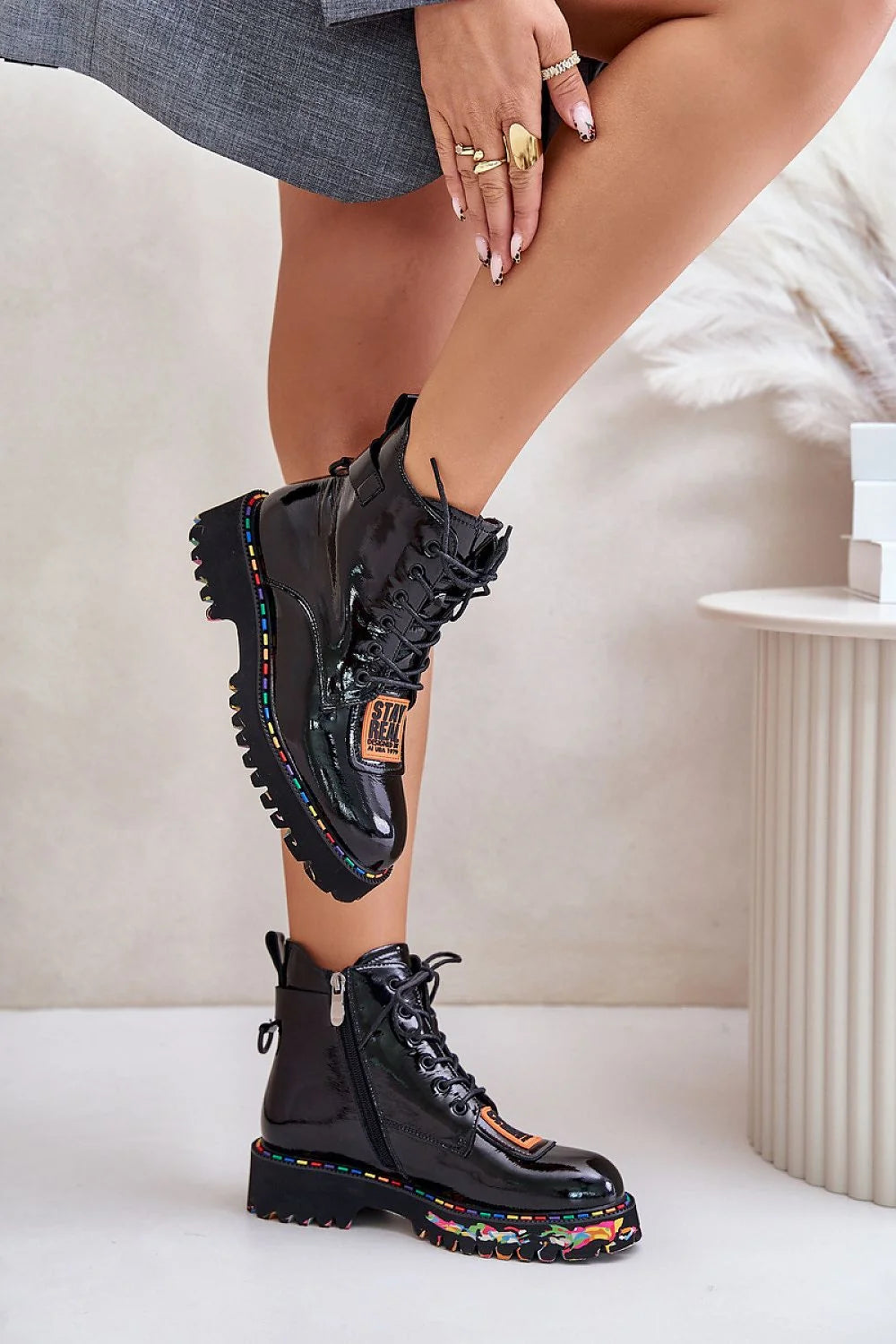 Bottines pour femmes design moderne audacieux cuir verni noir semelle multicolore luxe urbain mode style élégance
