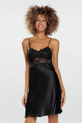 Nuisette DKaren dentelle noire satin fluidité ajustée bretelles fines réglables encolure V ourlet roulotté motifs floraux transparent mi-cuisse