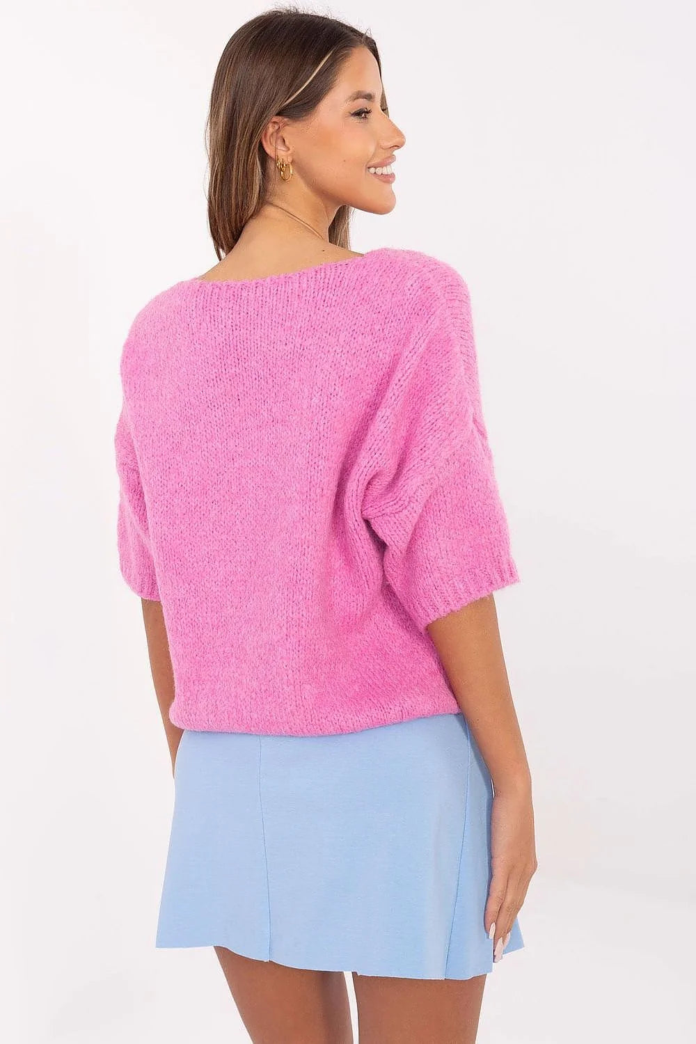 ensemble mode femme pull manches mi longues rose fuchsia maille duveteuse coupe oversize col V jupe mini bleu clair plissée