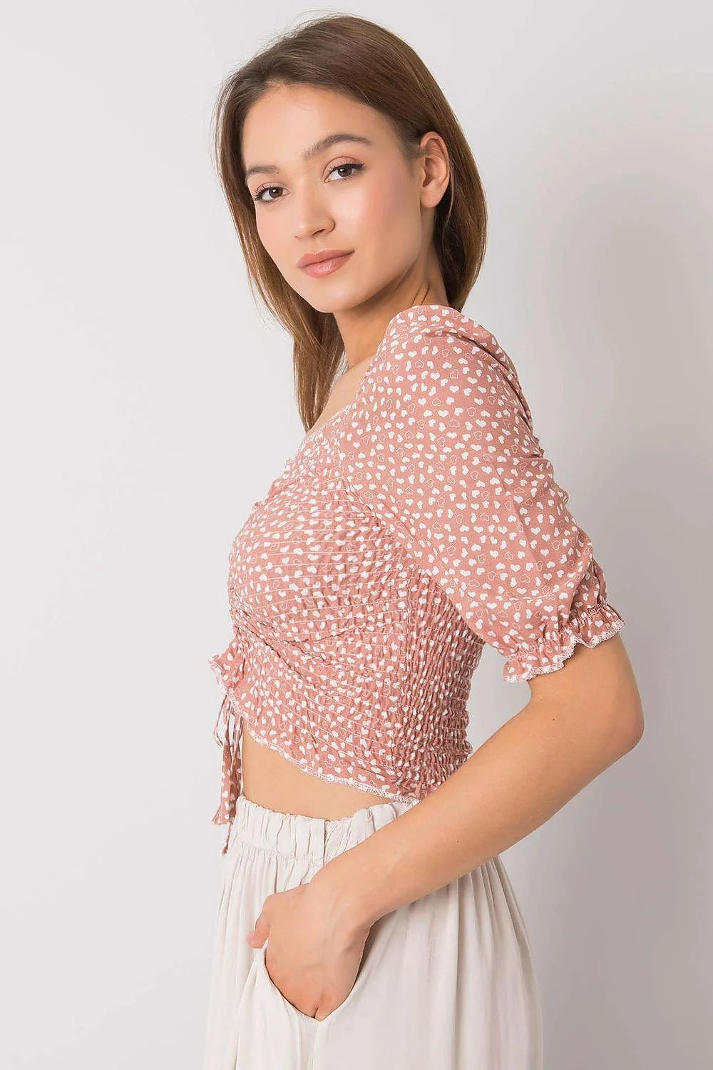 Top féminin chemisier Rue Paris court ajusté en V coton élasthanne manches courtes style moderne romantique