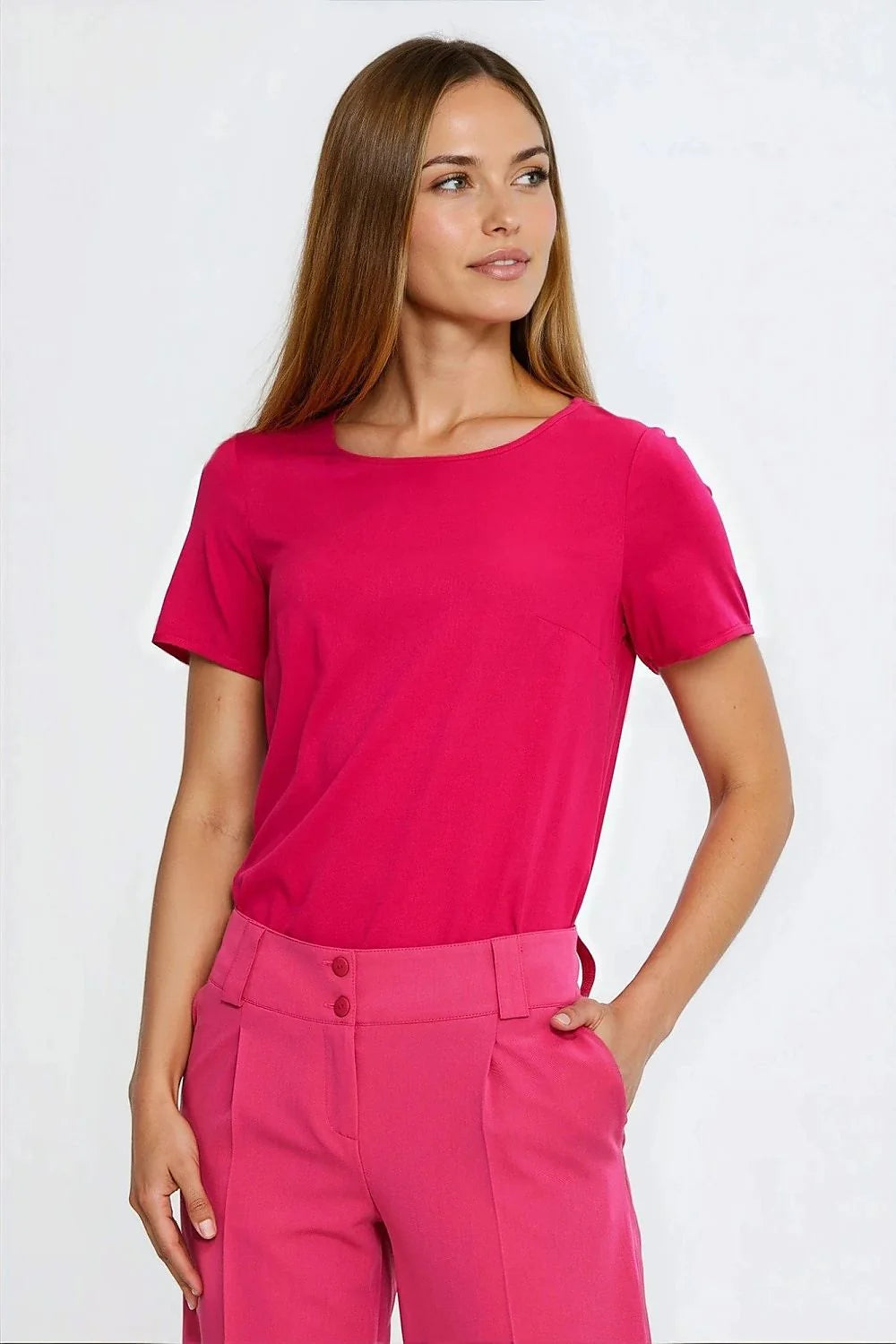 chemisier viscose douce respirante coupe régulière tombé élégant col bateau manches courtes lisière subtile fuchsia vif minimaliste basique polyvalent intemporel