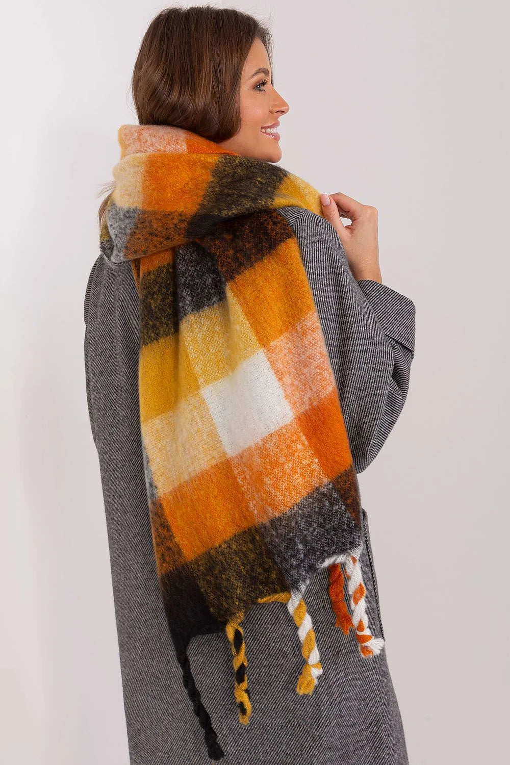 Écharpe longue pour femme en carreaux colorés en polyester avec pompons et franges, style moderne et chaleureux, idéale pour l'automne et l'hiver