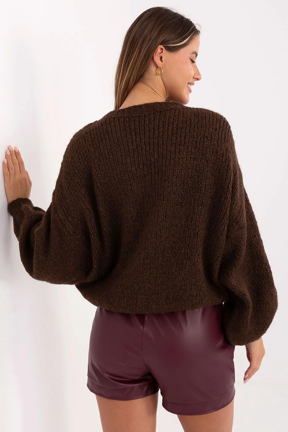 pull femme maille épaisse marron chocolat col rond côtelé coupe ample légèrement courte manches bouffantes poignets côtelés cosy