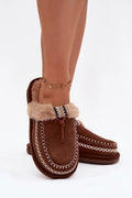 chaussons femmes suédine écologique marron chocolat fourrure beige doublure tressé pompon décoratif surpiqûres rembourré semelle antidérapante caoutchouc cosy hivernal cadeau