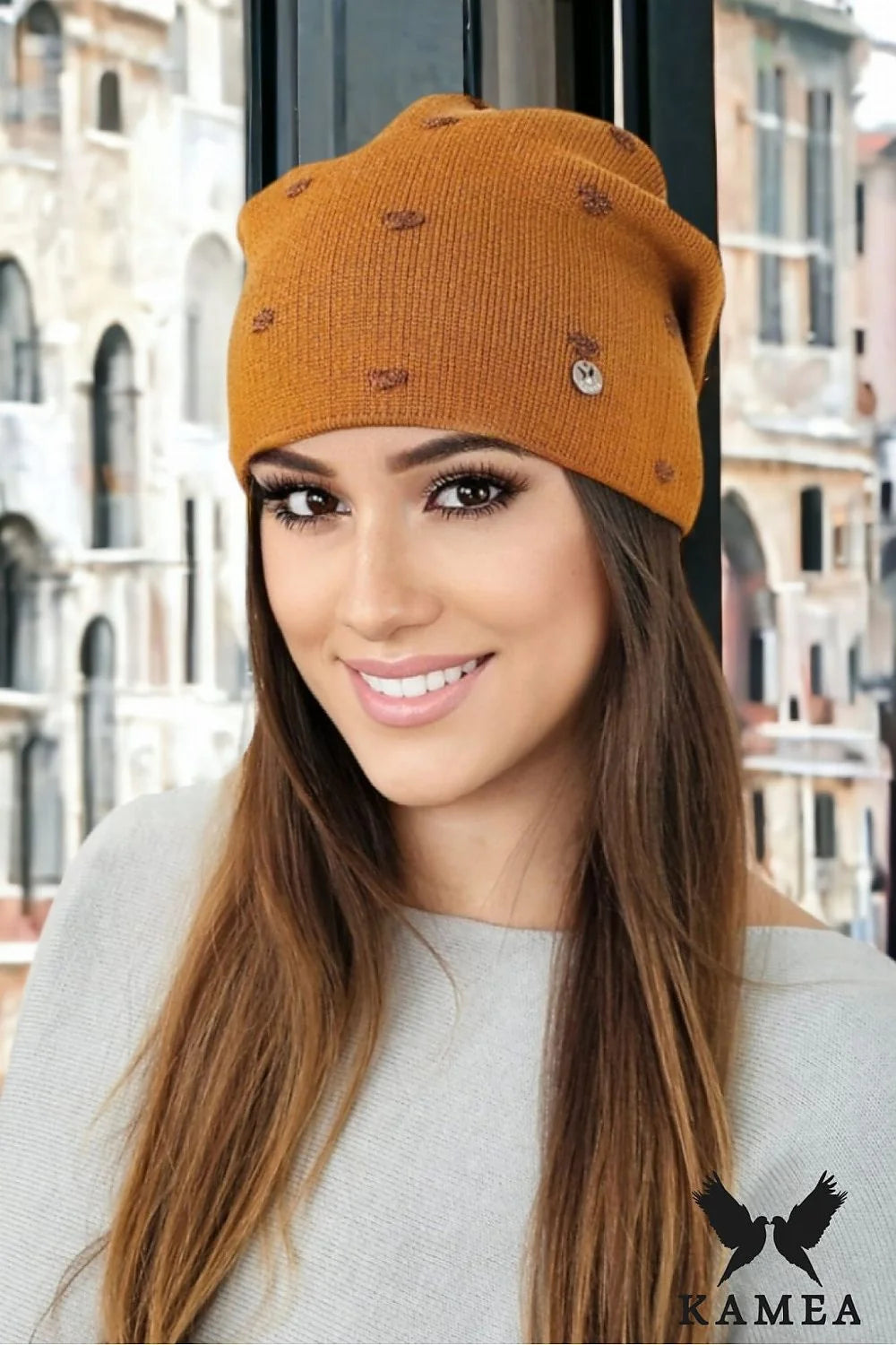 bonnet femme élégant automne hiver moutarde marron pois maille côtelé ample bord maintien confortable extensible viscose doux logo métallique KAMEA