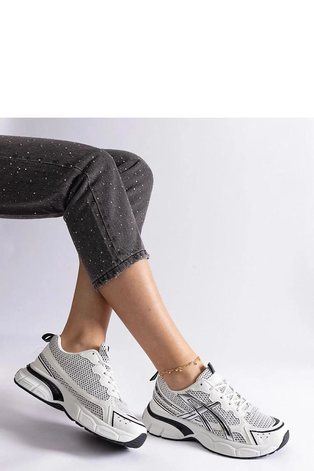 Baskets sportives pour femme design moderne blanc noir gris mesh caoutchouc basse activité quotidienne