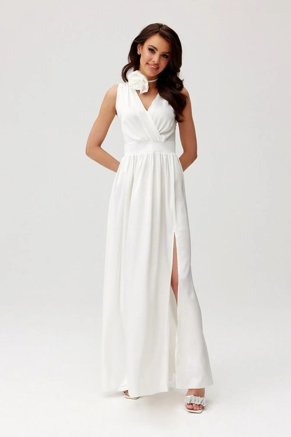 Robe de cocktail longue élégante sans manches en satin blanc fente haute détail floral dos nu soirée mariage