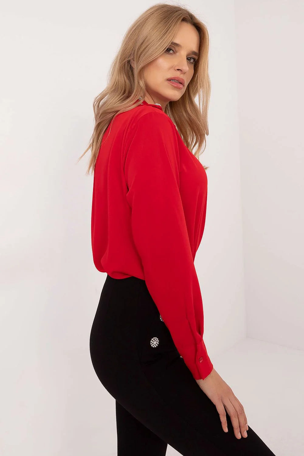 blouse femme rouge vif manches longues col chemisier coupe droite fluide satinée épaules ornées boutons brillants style élégant polyvalente moderne