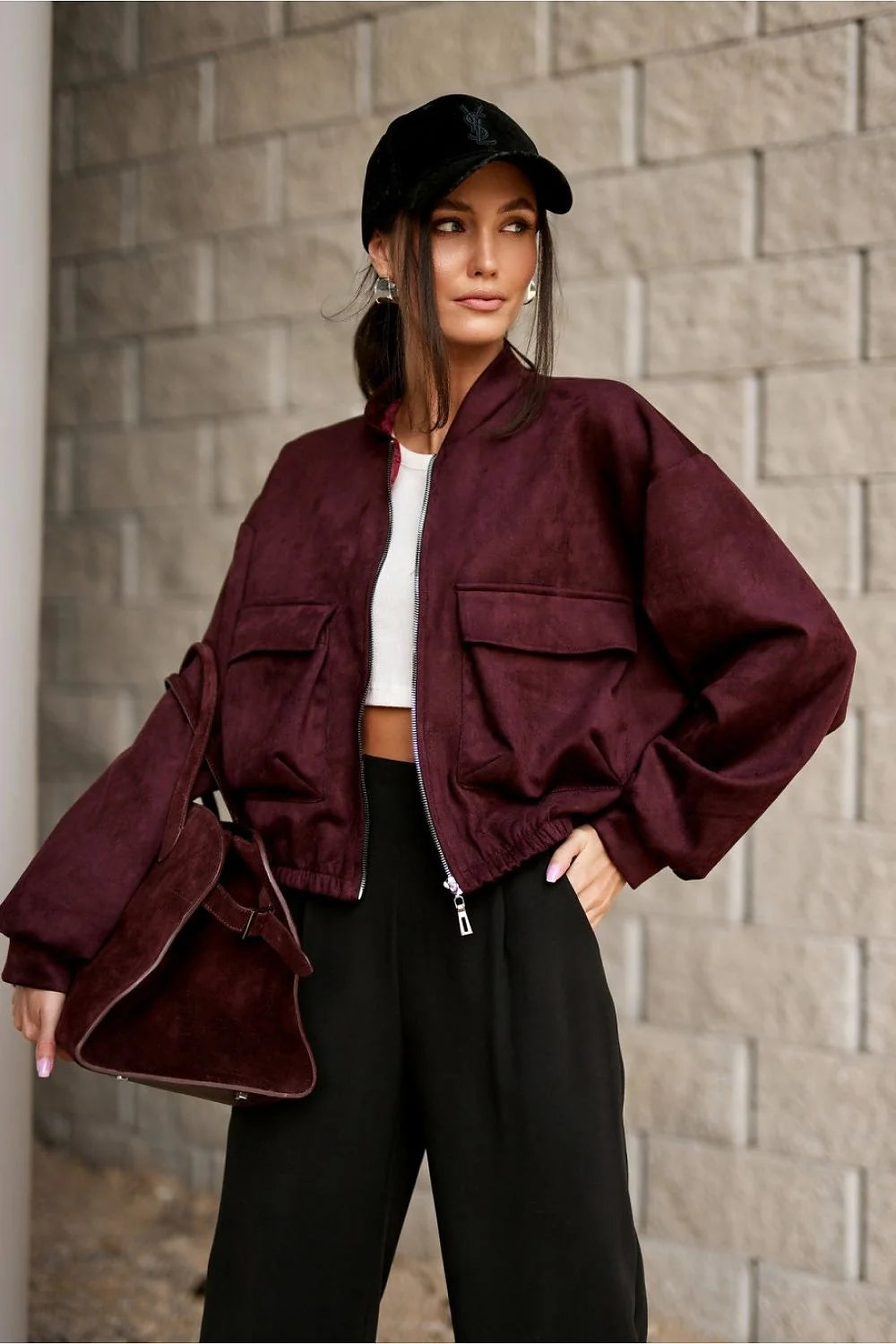 bomber suédine bordeaux courte femme oversize cropped fermeture éclair frontale base élastiquée grandes poches rabat manches longues bouffantes texture veloutée