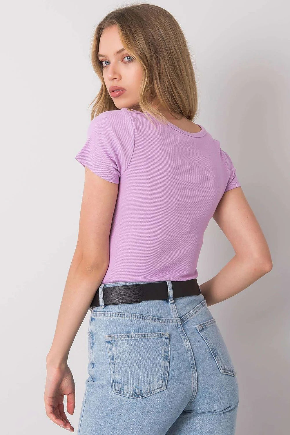 chemisier calben féminin moderne élégant col v drapé torsadé poitrine manches courtes côtelé lilas pastel ajusté stretch coton