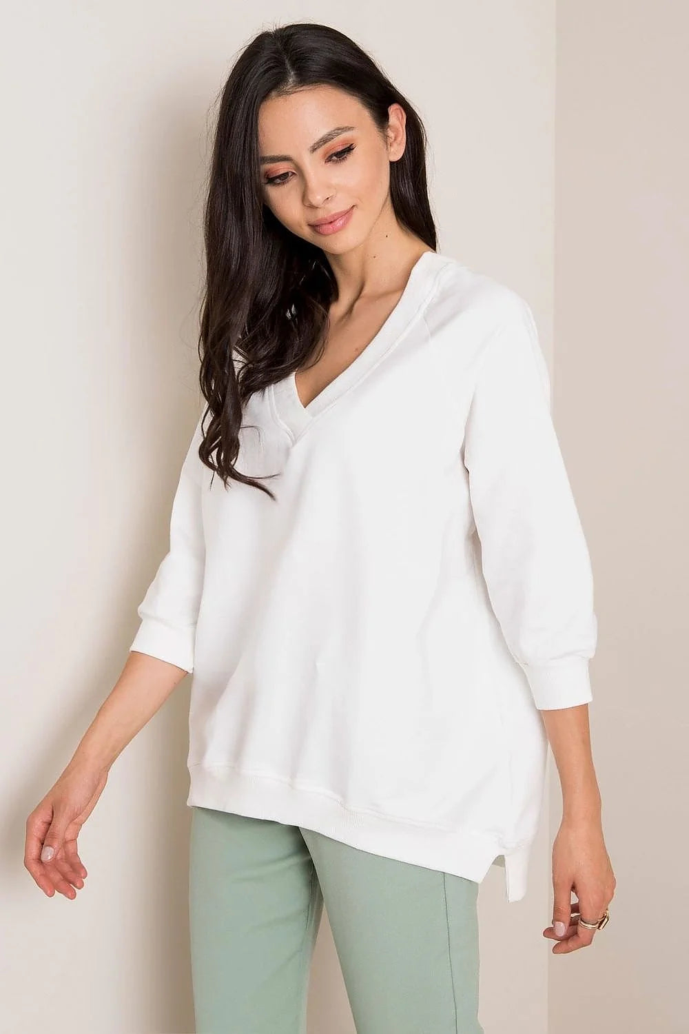 sweat oversize femme blanc col V profond longueur hanches manches trois quarts tombantes molletonnée jersey poignets côtelés fentes latérales superposable