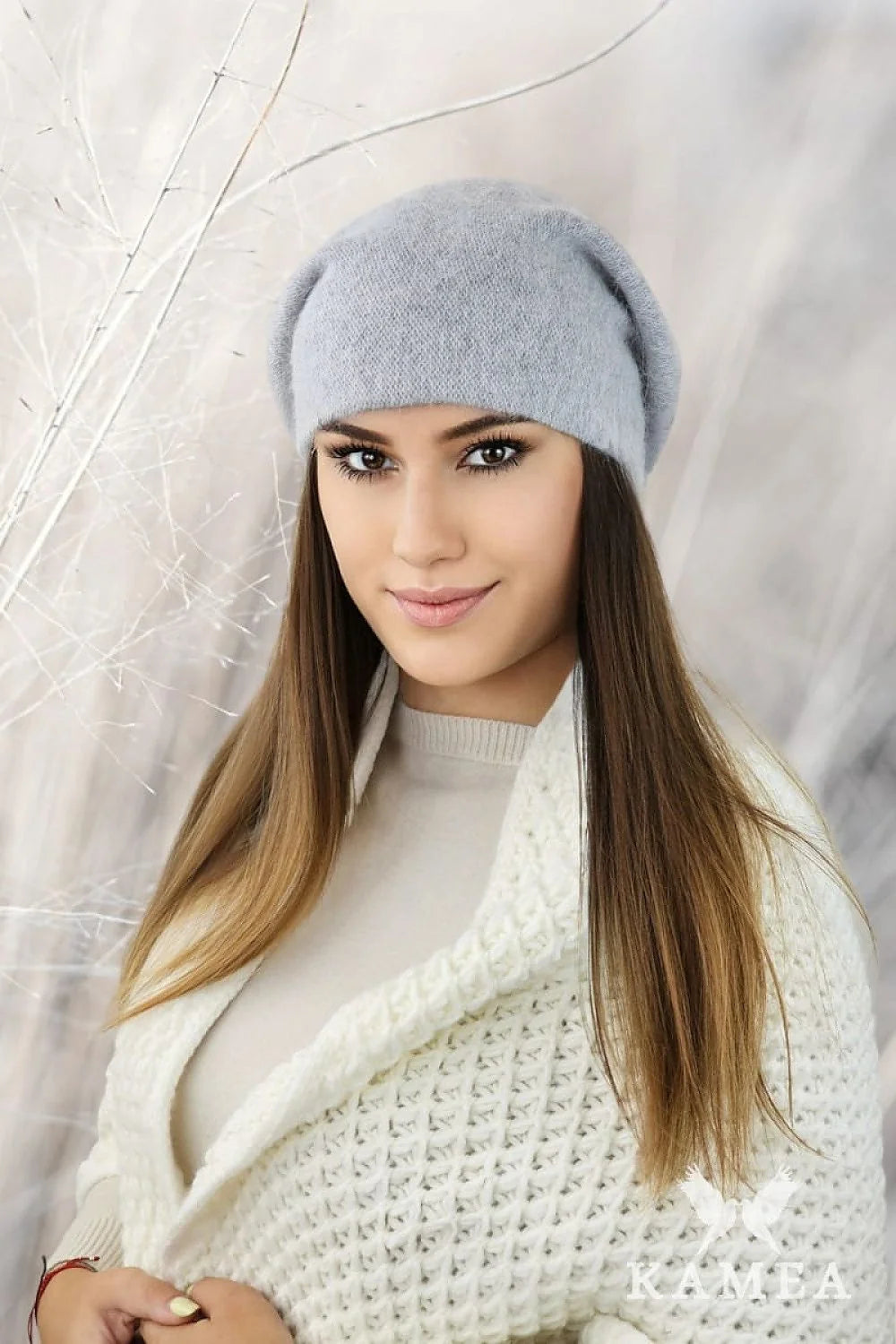 béret cardigan laine femme hiver chic confortable gris clair blanc cassé ample maille tressée douce duveteuse col châle