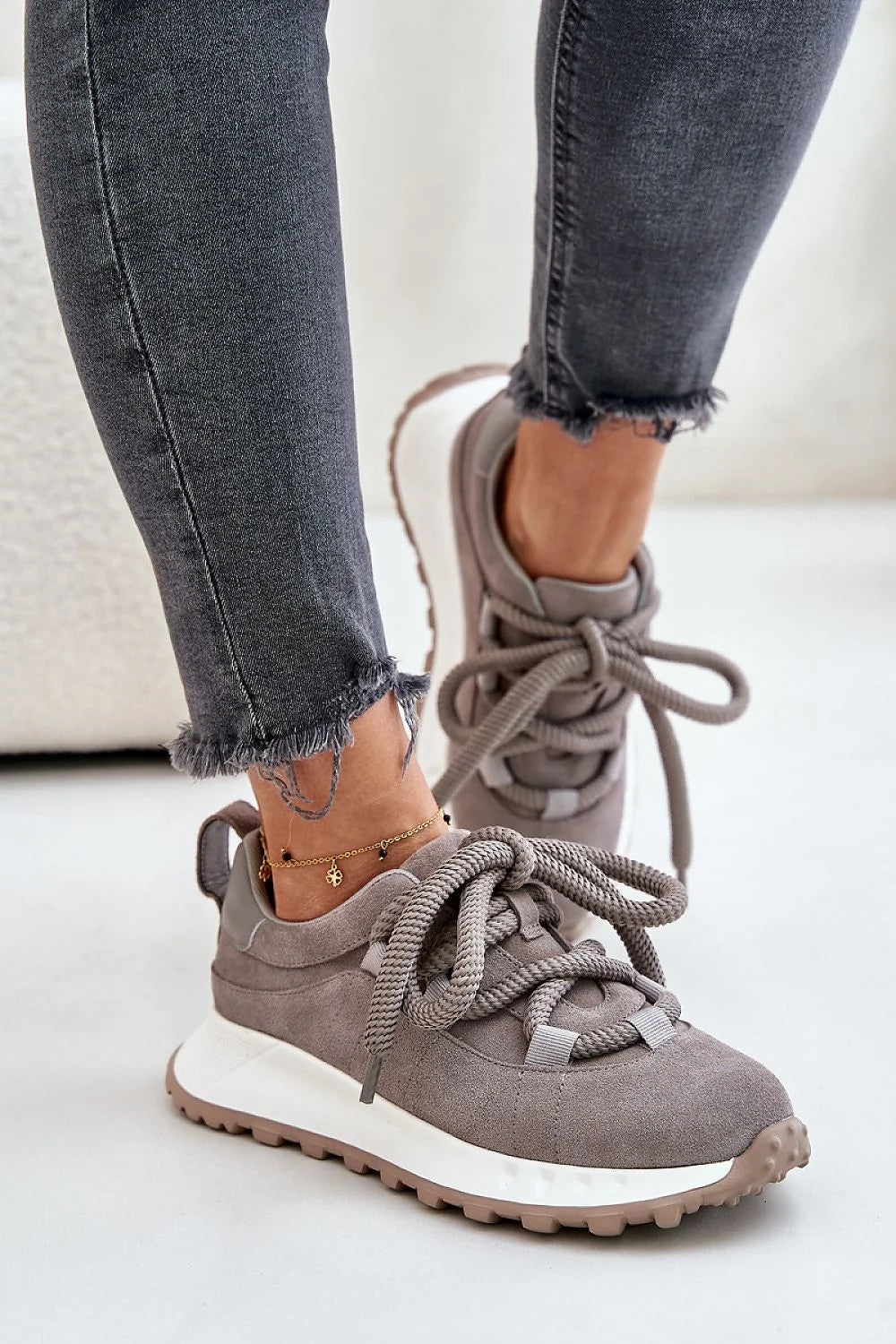 Chaussures de sport pour femme modernes élégantes couleur taupe matériau suède synthétique plateforme lacets épais confort style décontracté
