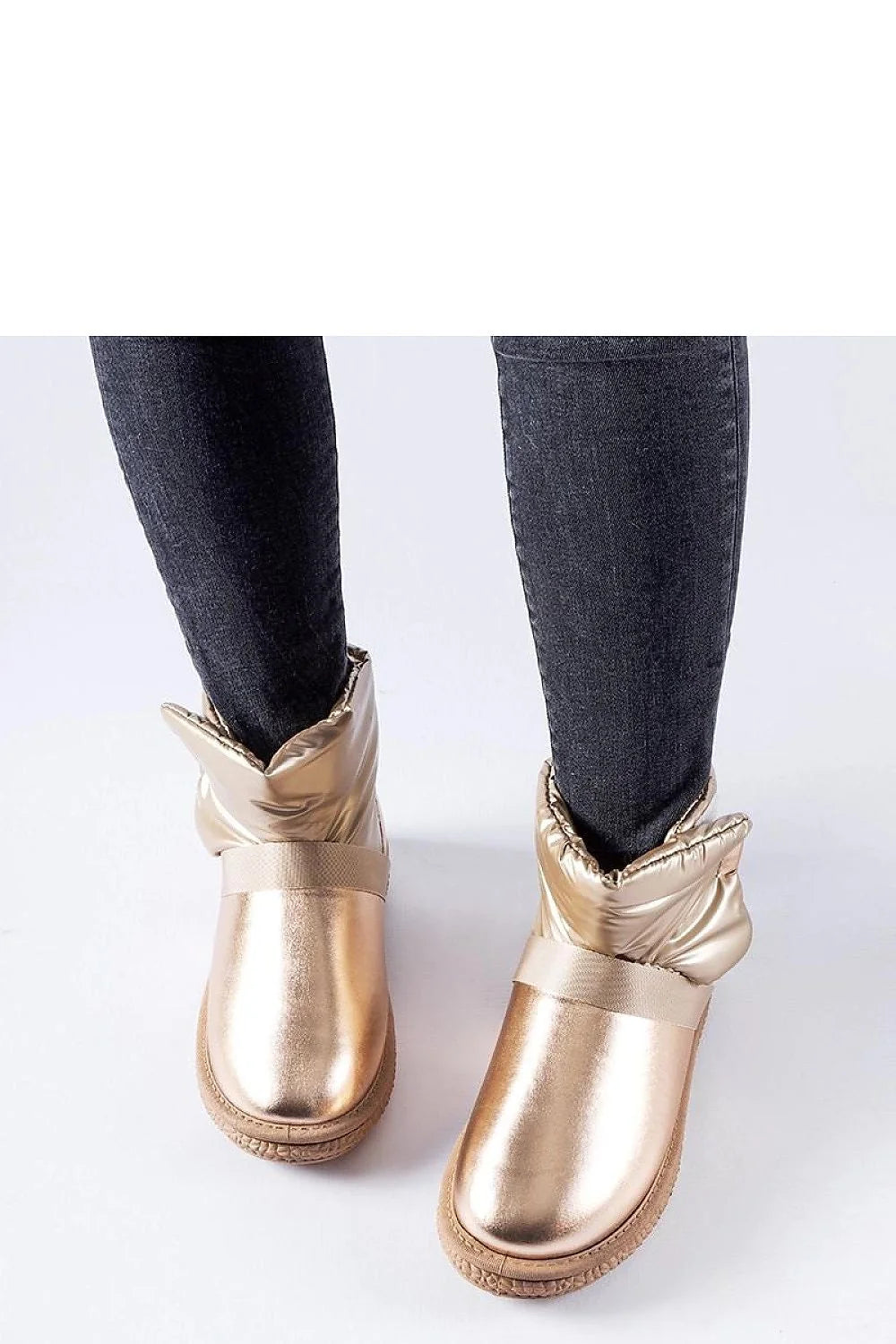 Bottines enneigées dorées métalliques moderne design compact silhouette profilée semelle caoutchouc élastique sangle femmes urban style hiver