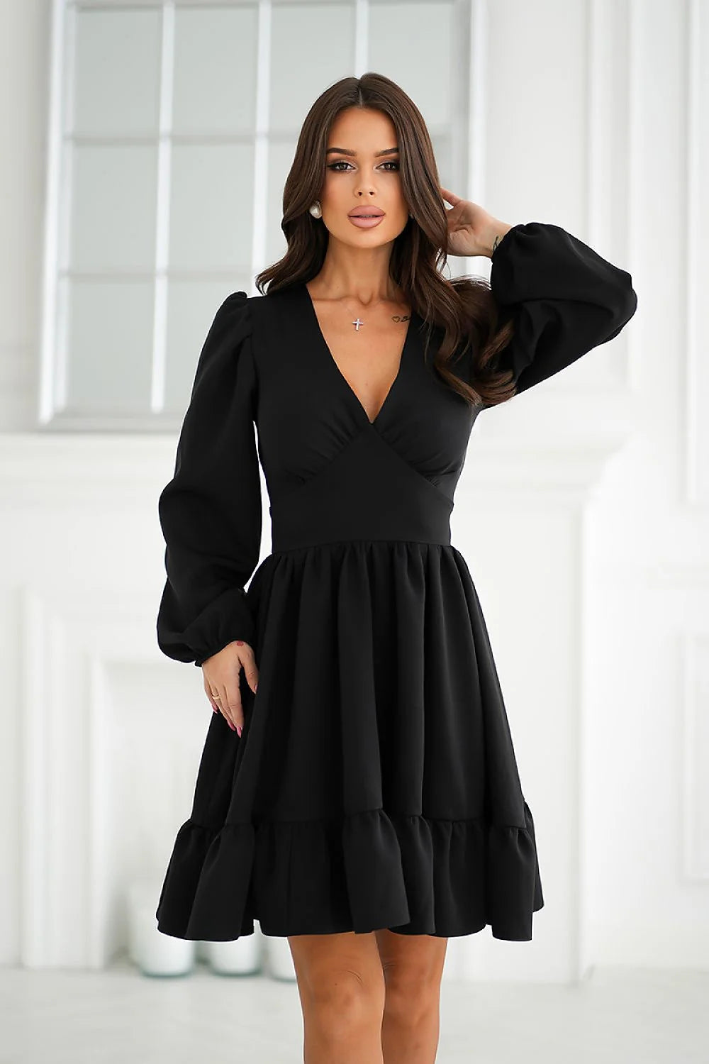 Robe de cocktail élégante noire manches longues bouffantes jupe évasée volants décolleté en V taille ajustée femme