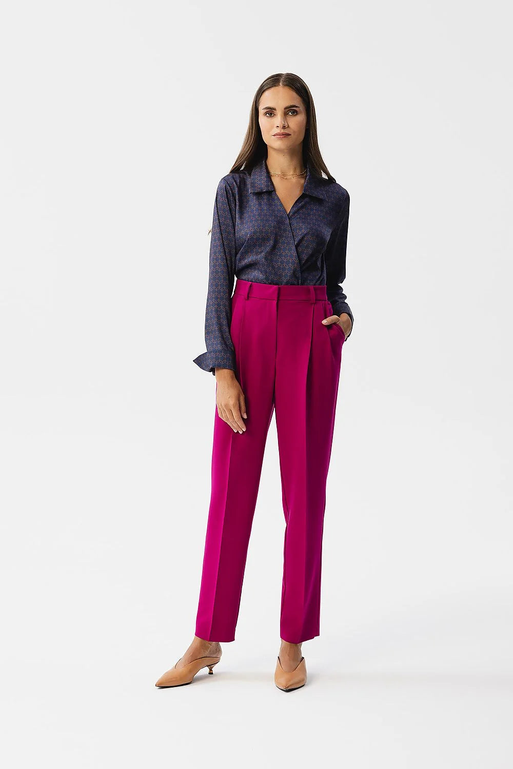 Chemisier femme chic style moderne coupe ample col classique motif géométrique bleu foncé fuchsia
