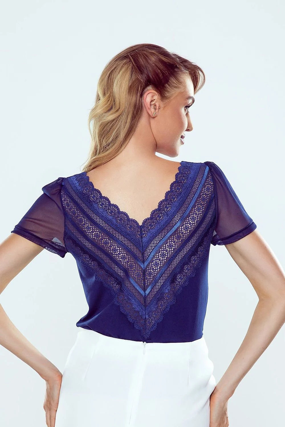 chemisier Eldar femme élégant sophistiqué col V dentelle bleue tulle transparent viscose extensible coupe ajustée manches longues finitions soignées polyvalent