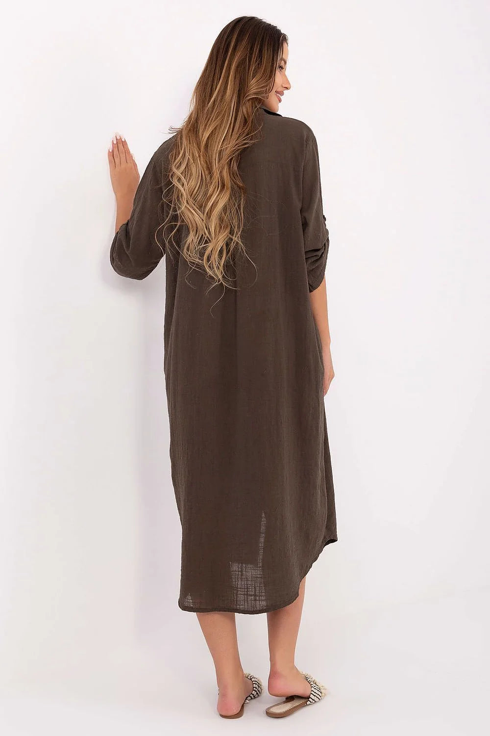 Robe chemise femme style décontracté élégant coupe ample col classique manches longues retroussables poches latérales couleur brun terreux