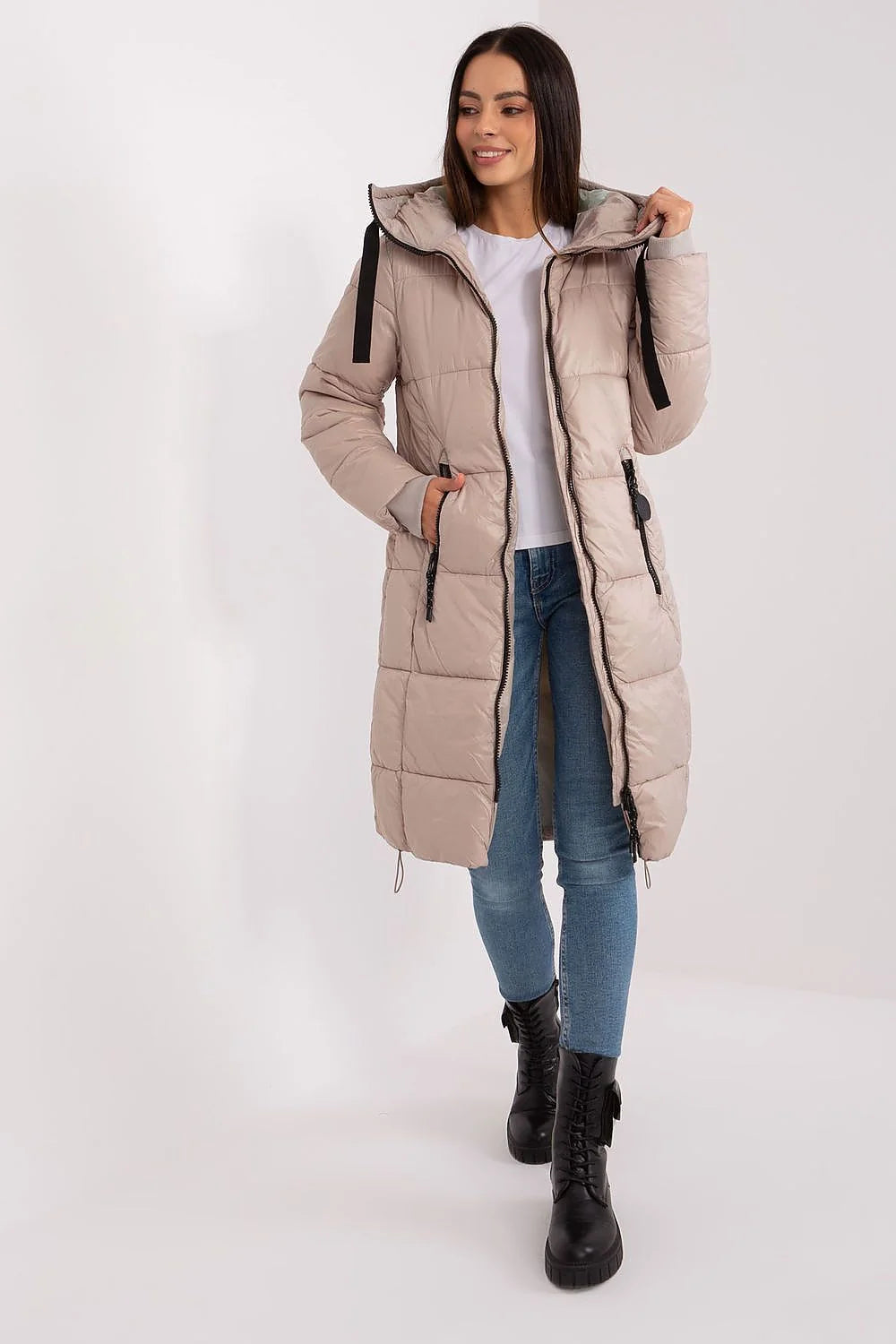 Veste pour femme longue matelassée style urbain beige avec capuche poches zippées coupe droite