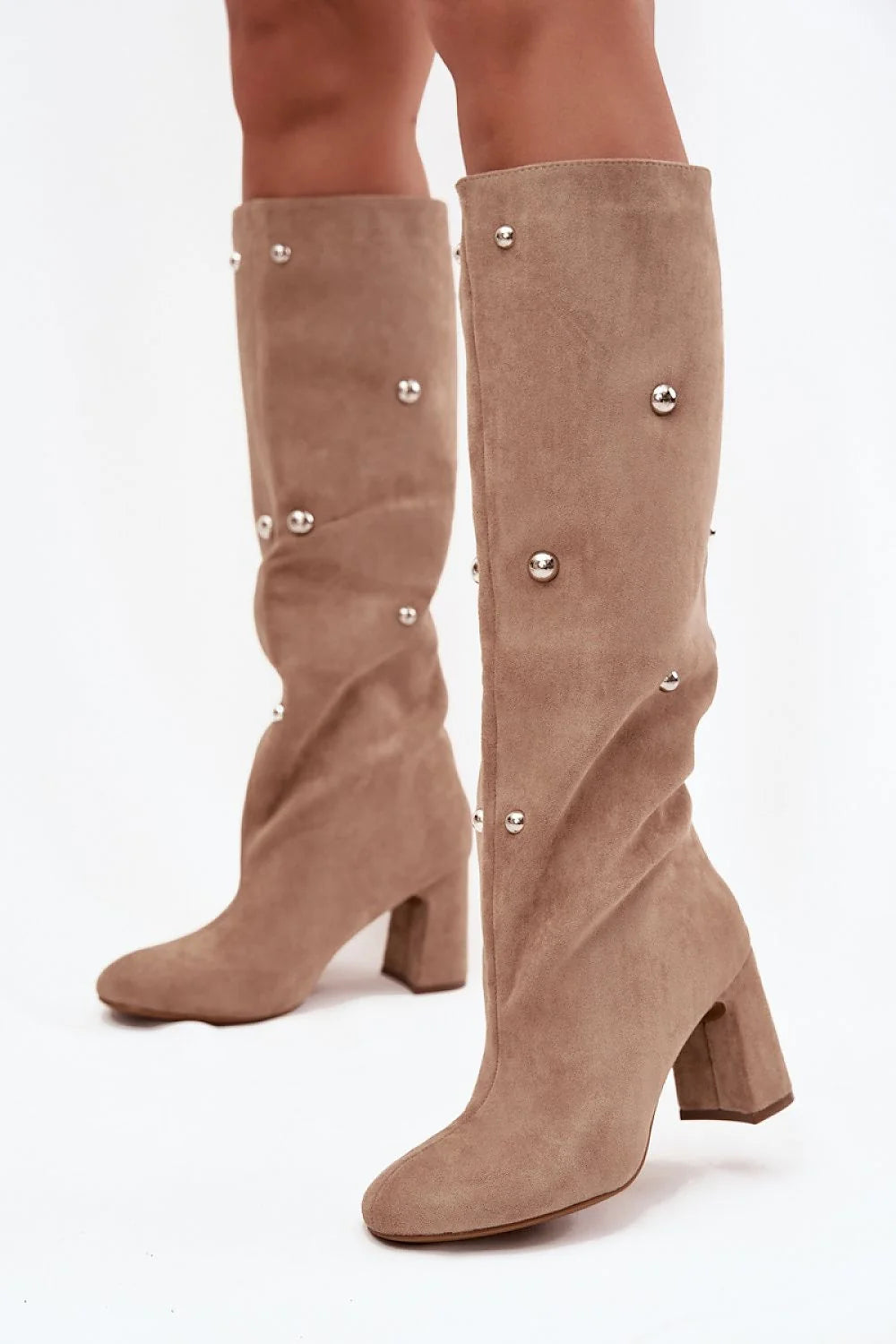 bottes hautes femme suédine écologique taupe talon bloc huit centimètres bout arrondi fourrure intérieure chaude clous métalliques argentés