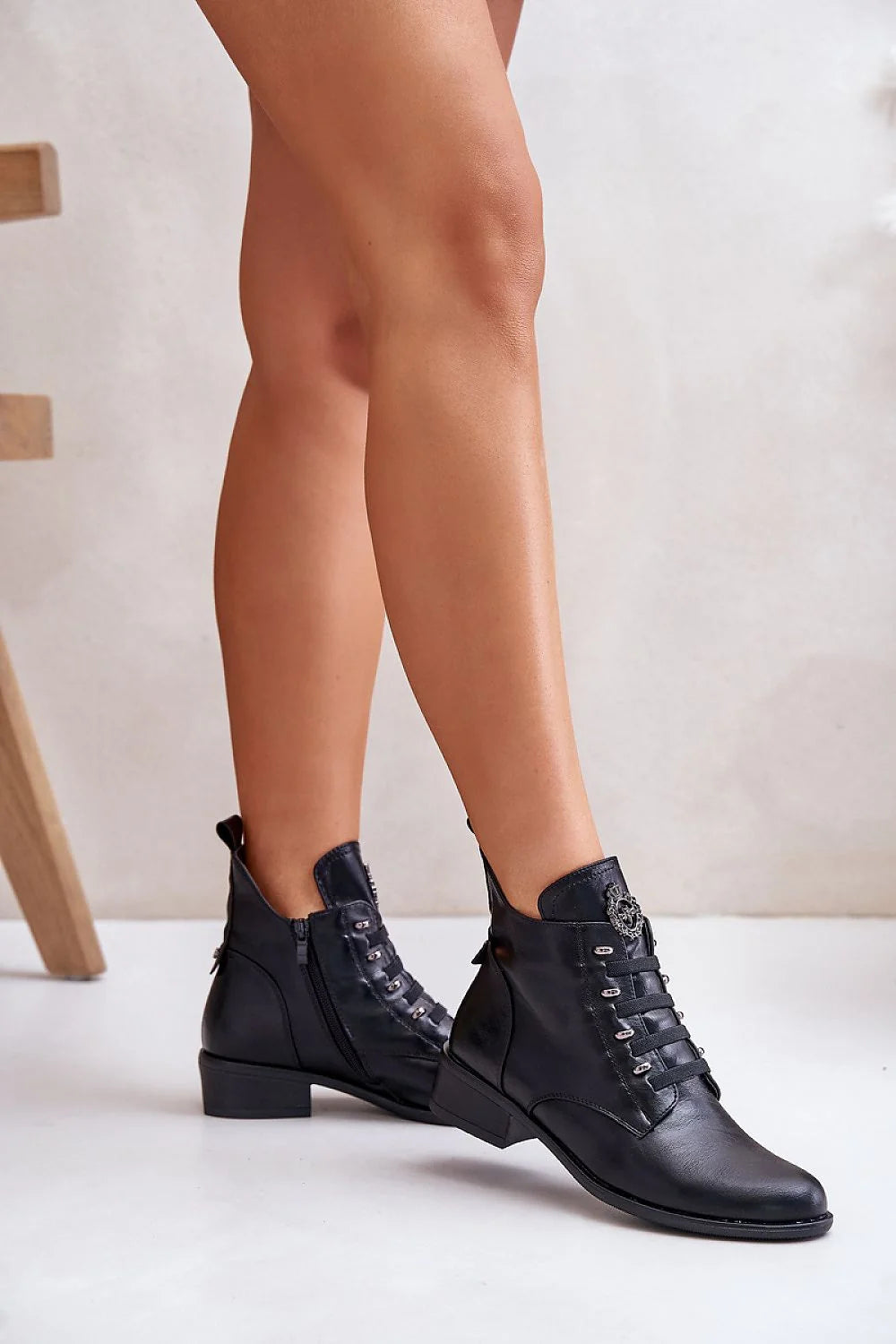 Bottines féminines élégantes style moderne similicuir noir talon bas carré zip latéral occasion quotidienne