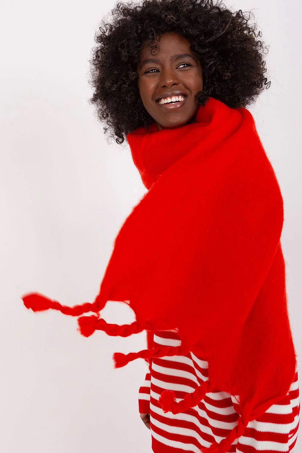 écharpe rouge longue polyester résistant pompons franges grosse maille oversize chaude douce moelleuse généreuse enveloppante polyvalente marin décontractée