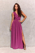robe longue brocart pailleté fuchsia magenta scintillant sans manches décolleté croisé taille marquée jupe plissée fente latérale haute dos noué
